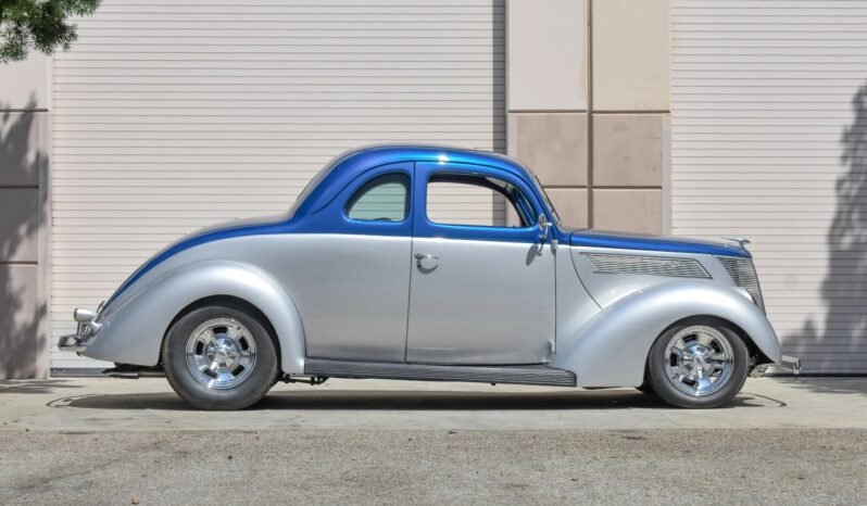 
								1937 Ford Custom Coupe full									