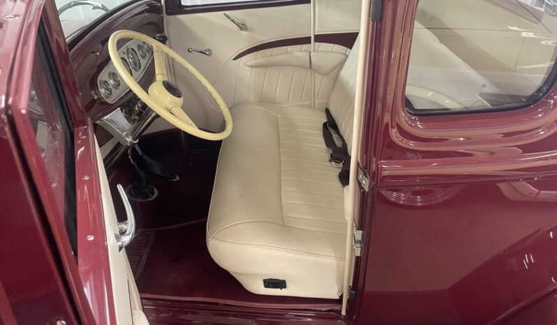 
								1932 Ford 5-Window Coupe V8 full									