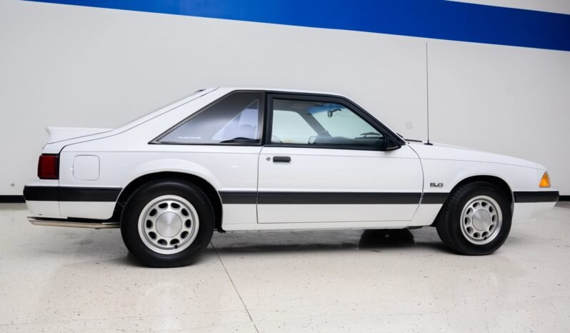 
								1990 Ford Mustang LX White full									