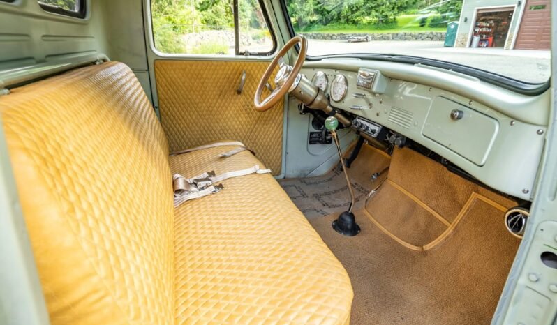 
								1950 International Harvester L-112 full									