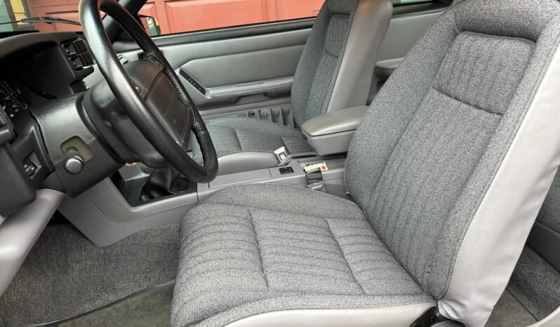 
								1993 Ford Mustang SVT Cobra 5-Speed full									