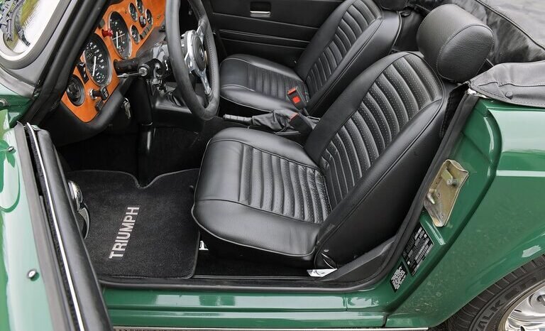 
								1976 Triumph TR6 British Racing Green full									