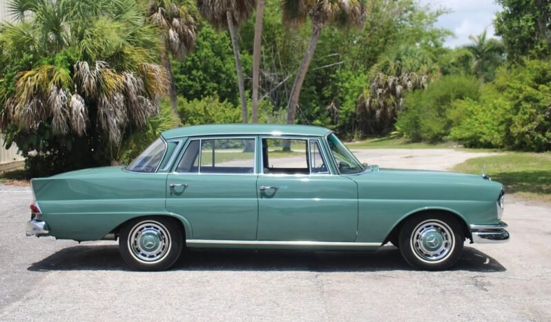 
								1962 Mercedes-Benz 220 Sedan full									