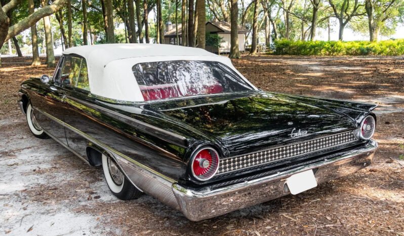
								1961 Ford Galaxie Sunliner full									