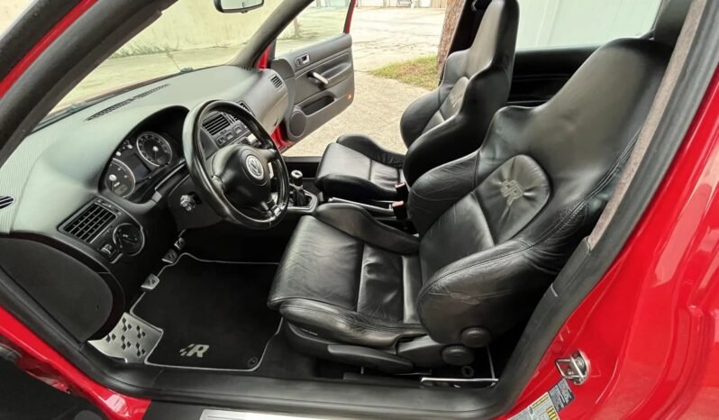 
								2004 Volkswagen Golf R32 4MOTION full									