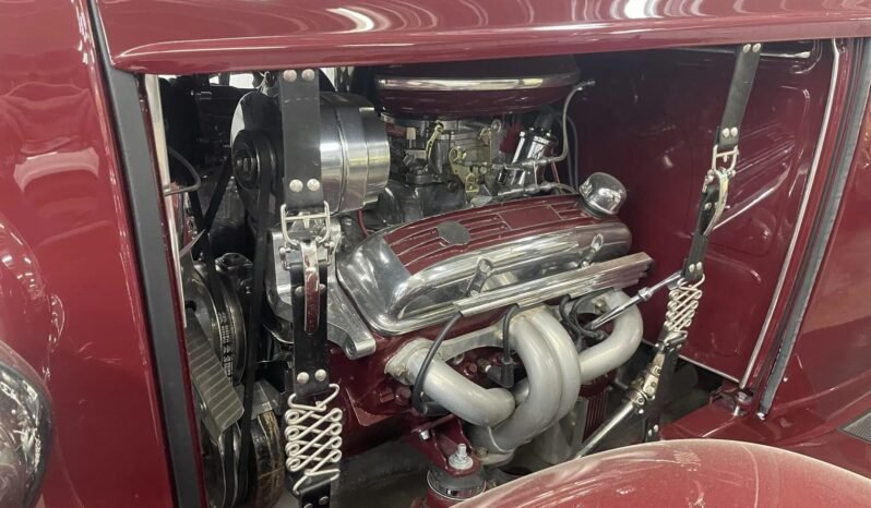 
								1932 Ford 5-Window Coupe V8 full									