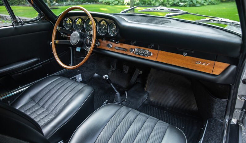 
								1966 Porsche 911 Silver full									