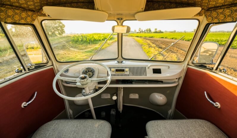 
								1966 Volkswagen Type 2 Deluxe Bus full									