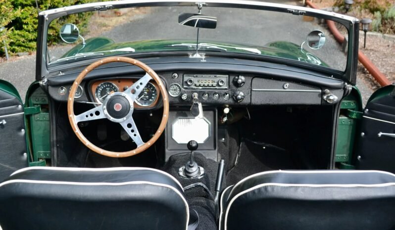 
								1965 MG MGB Roadster full									