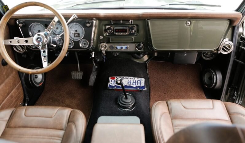 
								1972 Chevrolet Suburban V8 full									