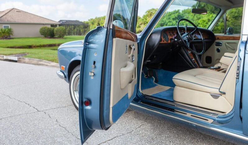 
								1972 Rolls-Royce Silver Shadow V8 full									