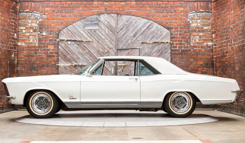 
								1965 Buick Riviera Arctic White full									
