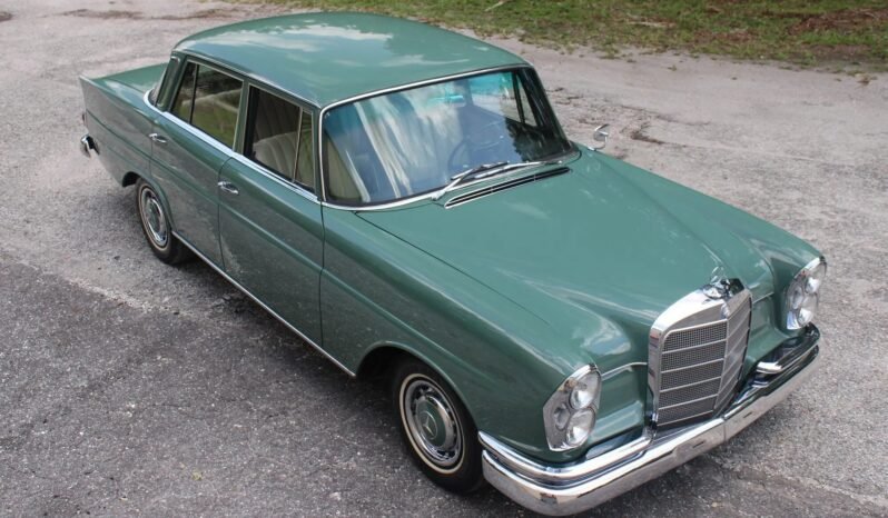 
								1962 Mercedes-Benz 220 Sedan full									