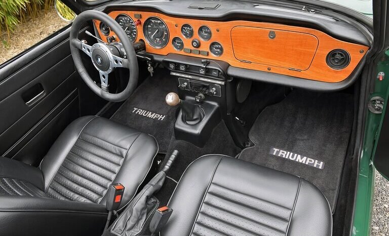 
								1976 Triumph TR6 British Racing Green full									