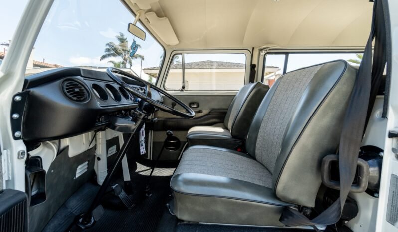 
								1971 Volkswagen Bus Bay-Window full									