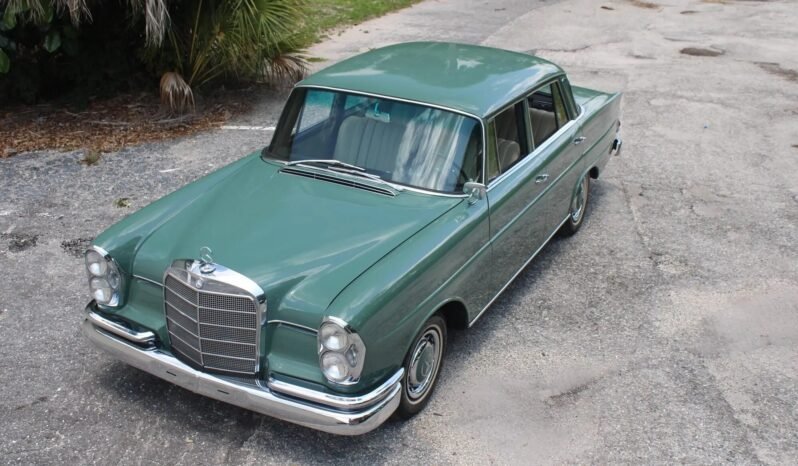 
								1962 Mercedes-Benz 220 Sedan full									