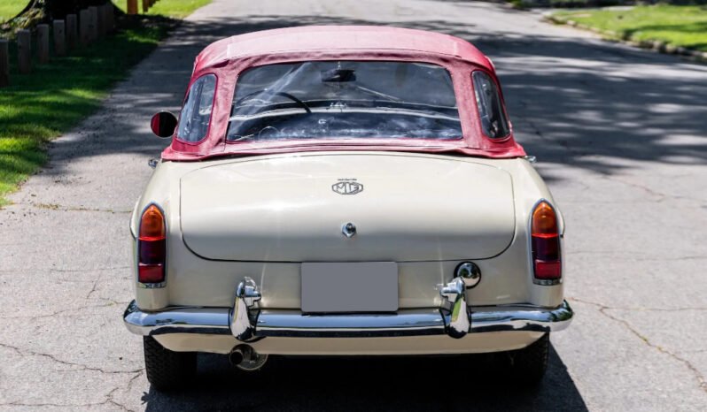 
								1965 MG MGB full									