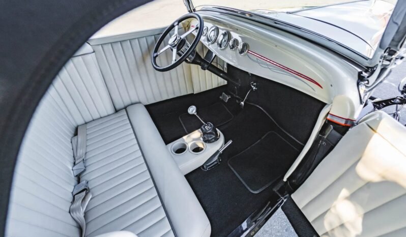 
								1932 Ford Roadster 2-Door Hot Rod V8 full									