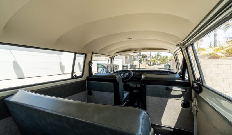 
								1971 Volkswagen Bus Bay-Window full									