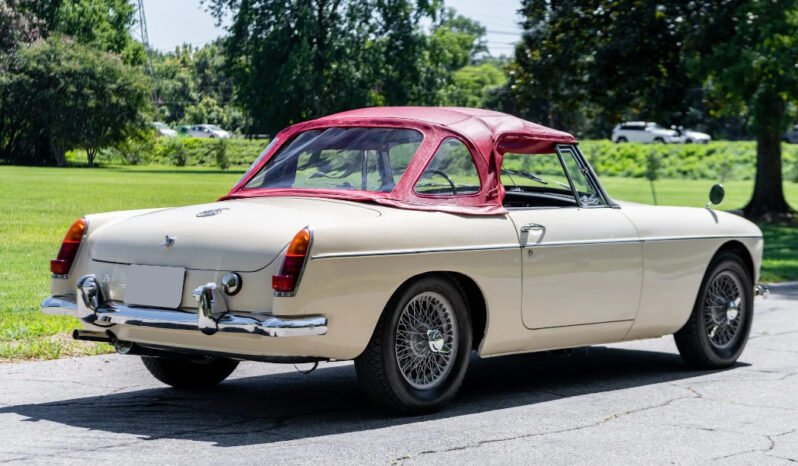 
								1965 MG MGB full									