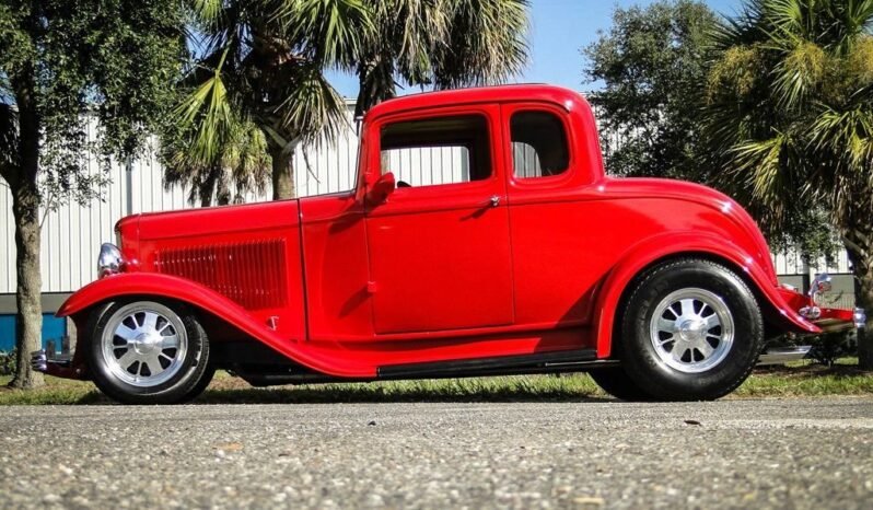
								1932 Ford 5-Window Coupe full									