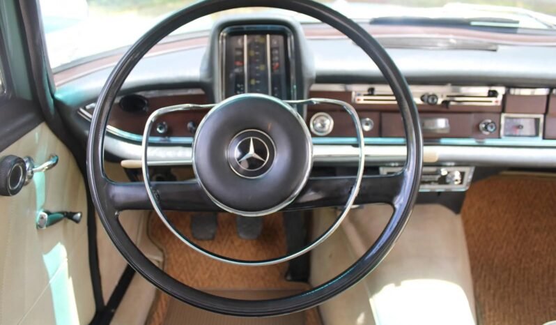 
								1962 Mercedes-Benz 220 Sedan full									