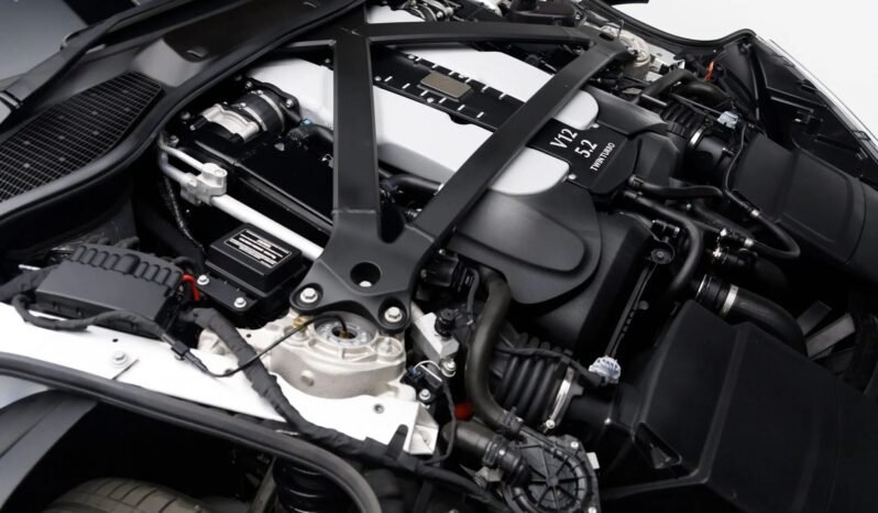 
								2019 Aston Martin DB11 AMR V12 full									