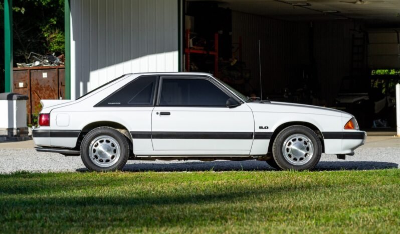 
								1990 Ford Mustang LX 5-Speed full									