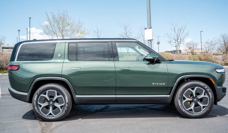 
								2023 Rivian R1S Adventure Green full									