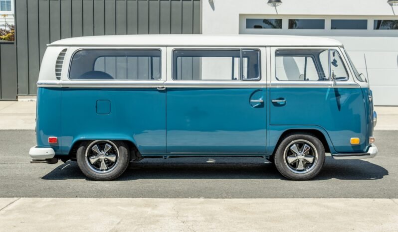
								1971 Volkswagen Bus Bay-Window full									