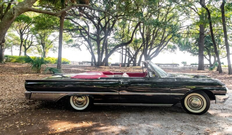 
								1961 Ford Galaxie Sunliner full									