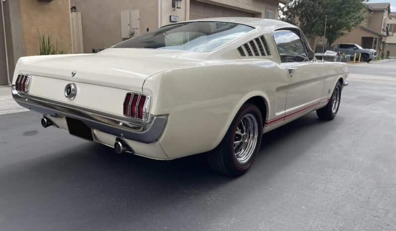 
								1965 Ford Mustang GT White full									