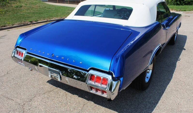 
								1972 Oldsmobile Cutlass Supreme Blue full									