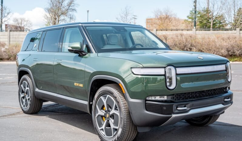 
								2023 Rivian R1S Adventure Green full									