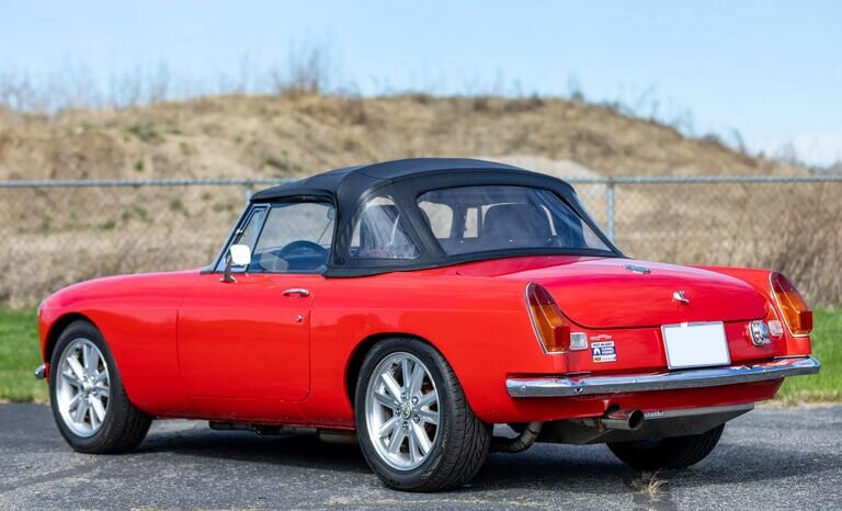 
								1971 MG MGB full									