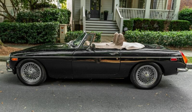 
								1973 MG MGB Roadster full									