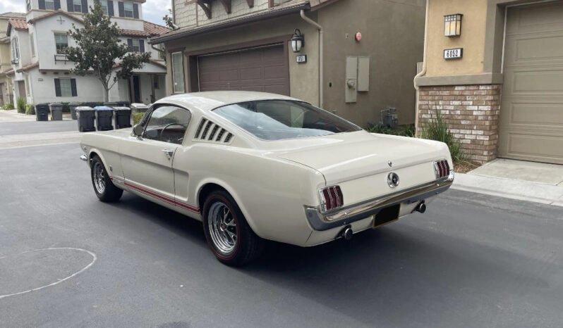 
								1965 Ford Mustang GT White full									
