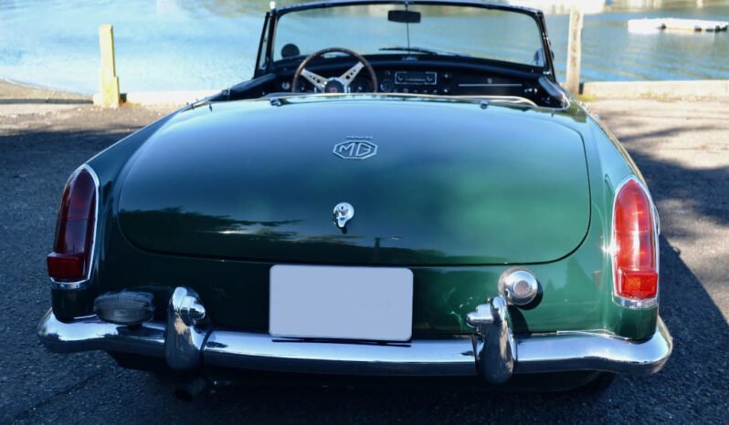 
								1965 MG MGB Roadster full									