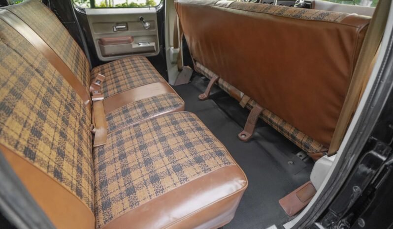 
								1976 GMC Suburban Sierra V8 full									