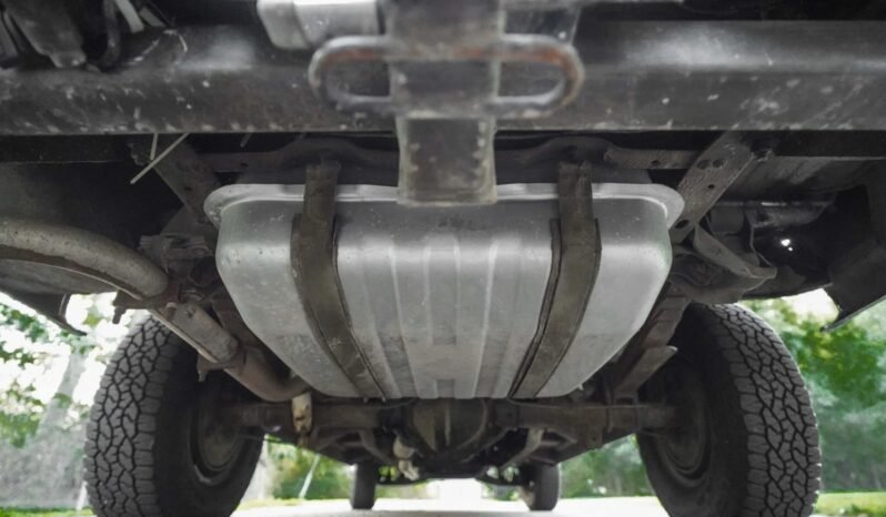 
								1976 GMC Suburban Sierra V8 full									