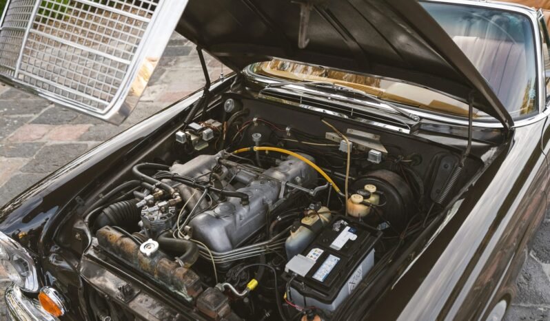 
								1969 Mercedes-Benz 280SE 4-Speed full									