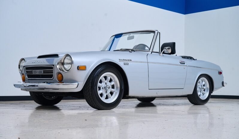 
								1970 Datsun 2000 Silver full									