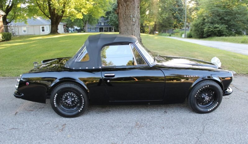 
								1969 Datsun 2000 Roadster full									