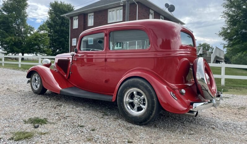 
								1934 Ford Tudor Deluxe 3-Speed full									