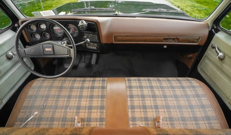 
								1976 GMC Suburban Sierra V8 full									