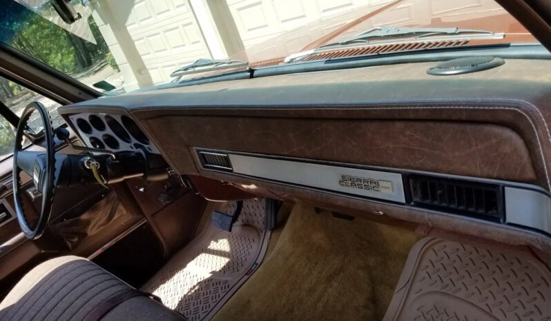 
								1983 GMC C1500 Sierra Classic Pickup Truck full									