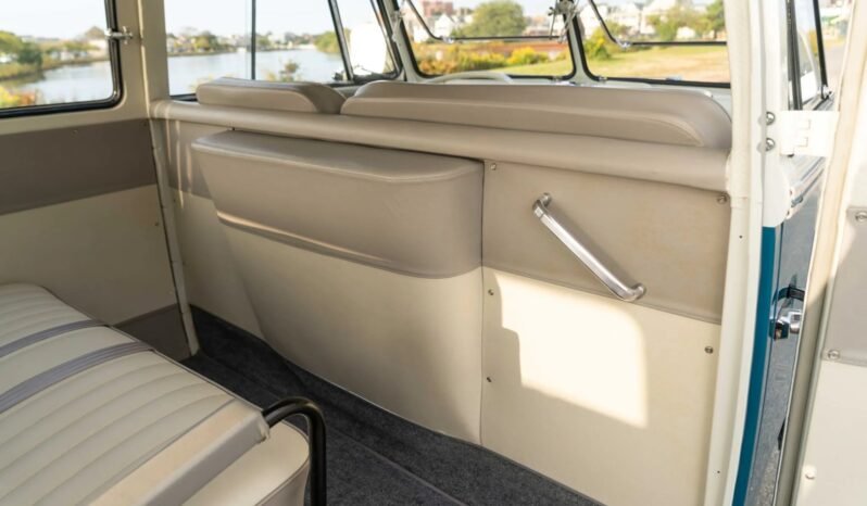 
								1967 Volkswagen Type 2 Deluxe Bus full									
