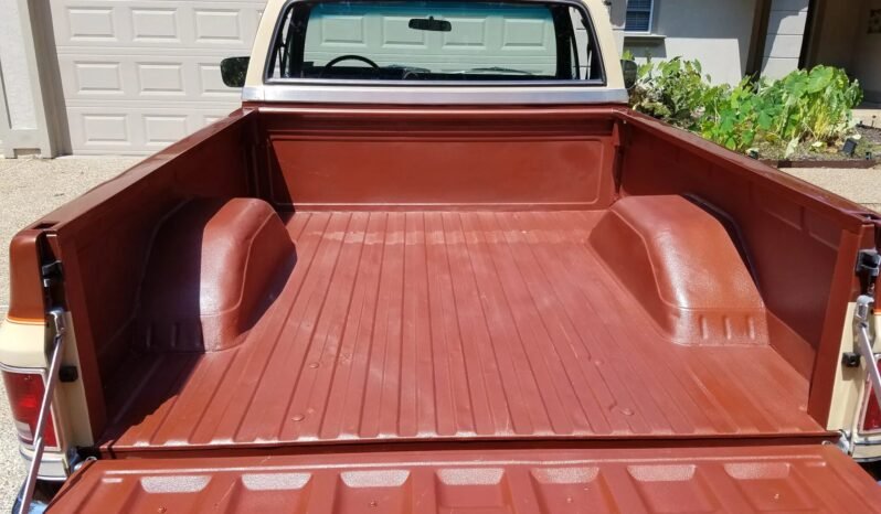 
								1983 GMC C1500 Sierra Classic Pickup Truck full									