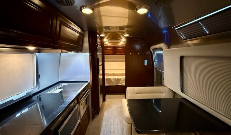 
								2020 Airstream 33FB Classic full									