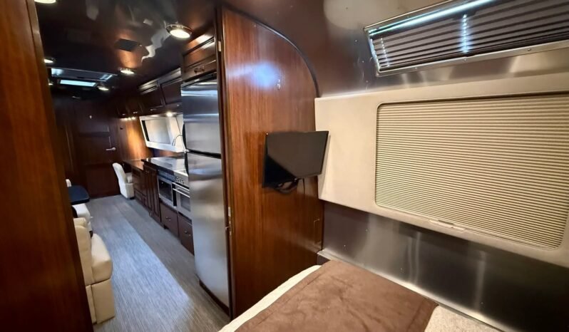 
								2020 Airstream 33FB Classic full									